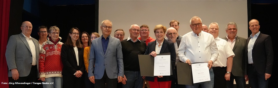 Die neu ernannten Ehrenmitglieder Nicole Razavi und Martin Sauer mit den anderen Ehrenmitgliedern und den Mitgliedern des Turngau-Hauptausschusses auf der Bühne der TSV-Halle Die neu ernannten Ehrenmitglieder Nicole Razavi und Martin Sauer mit den anderen Ehrenmitgliedern und den Mitgliedern des Turngau-Hauptausschusses auf der Bühne der TSV-Halle